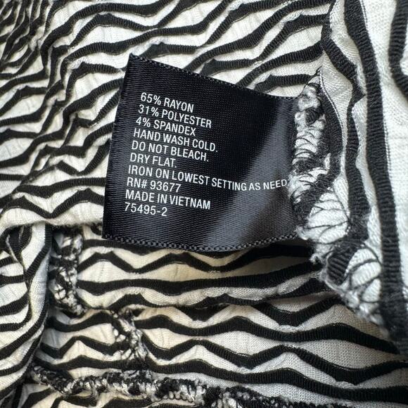 Worthington Women’s White and Black top. Size PS - Picture 4 of 4